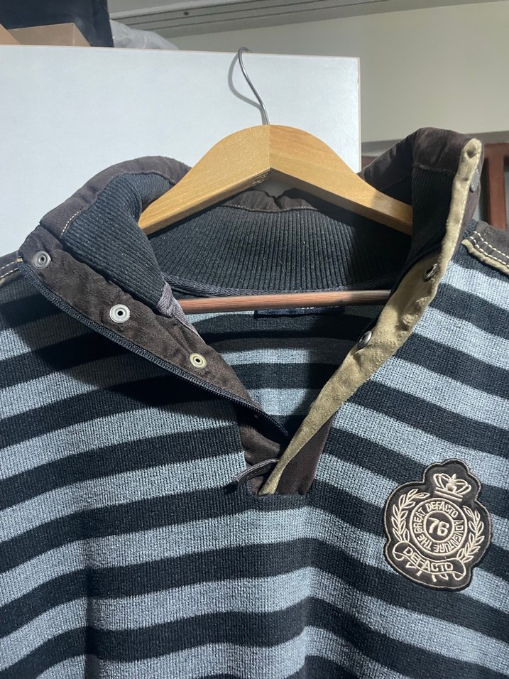 Düğmeli Yakalı Gri Çizgili Erkek Kazak - Görsel 2