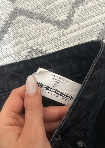 Zincir Detaylı Siyah Yılan Baskılı Kadın Kot - Görsel 3