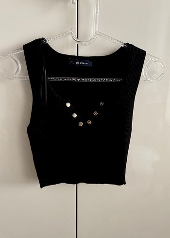 Düğmeli Siyah V Yaka Kısa Crop Top
