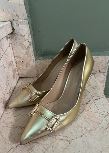 Altın Renkli Tokalı Stiletto Topuklu Kadın Ayakkabı