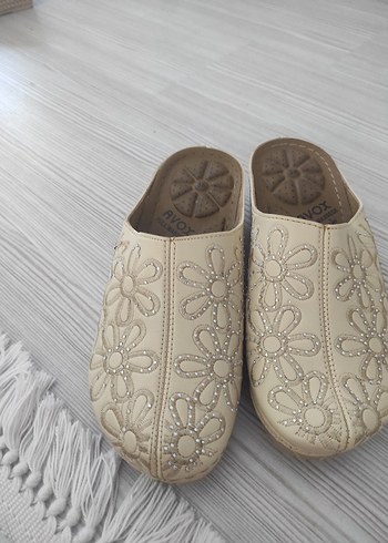 Nakışlı Beyaz Dolgu Topuk Terlik