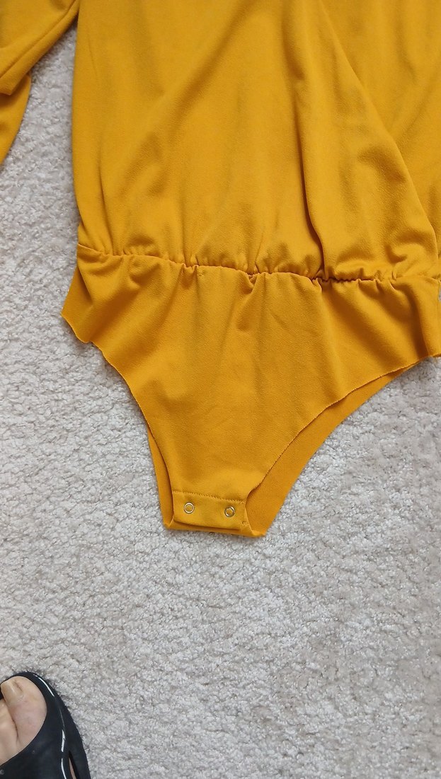 Sarı V Yakalı Uzun Kollu Bluz ve etek - Görsel 5