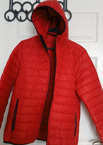 Kırmızı Kapüşonlu Fermuarlı  Mont - Görsel 2