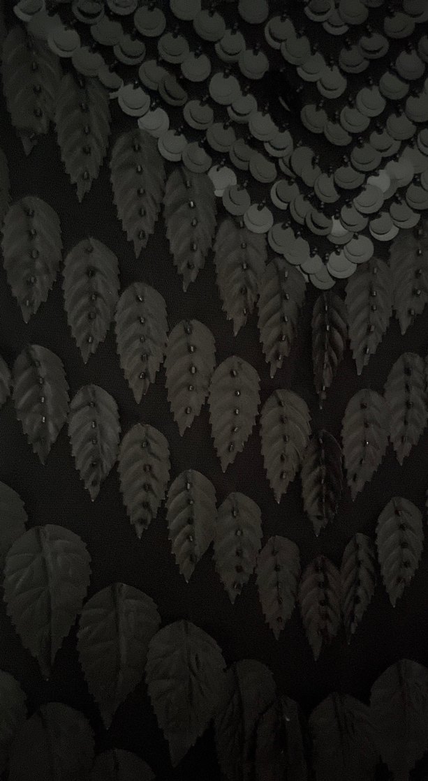 Siyah pullu ve yaprak işli yuvarlak yaka Kolsuz Midi Elbise - Görsel 5