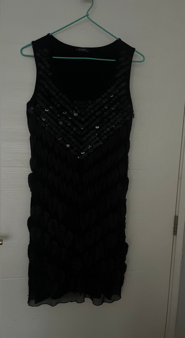 Siyah pullu ve yaprak işli yuvarlak yaka Kolsuz Midi Elbise - Görsel 3