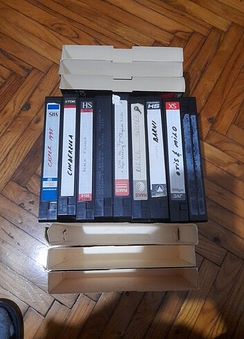 9 Adet çeşitli VHS Kasetleri..içerikleri bilinmiyor bazılarında 