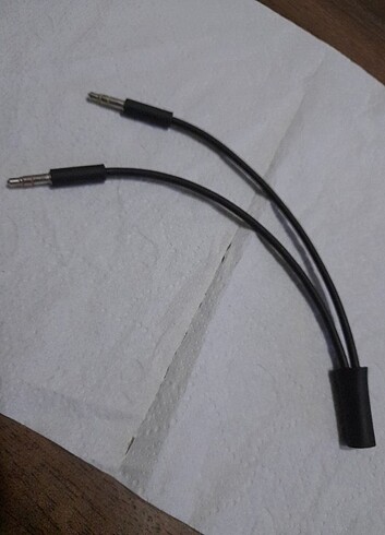 Kulaklığın kendi 3.5mm kablosunu bu aparata takıyorsunuz ve çift