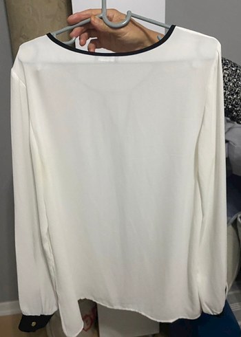 V Yaka Siyah Detaylı Beyaz Uzun Kollu Gömlek - Görsel 2