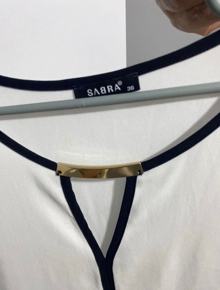 V Yaka Siyah Detaylı Beyaz Uzun Kollu Gömlek - Görsel 3