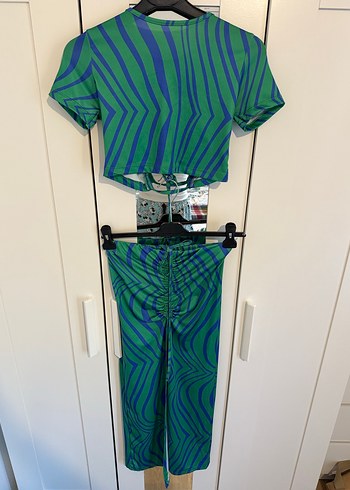 Turkuaz Mini Crop Top ve Yırtmaçlı Etek