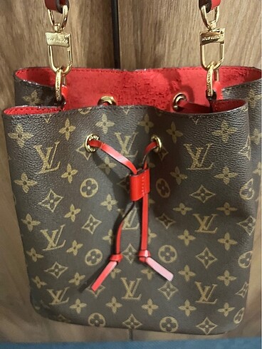 Louis Vuitton kol cantasi