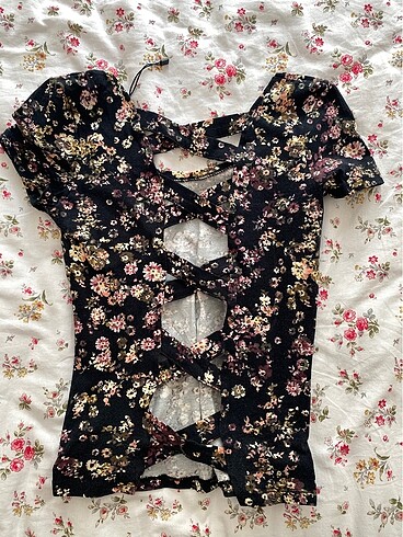 Bershka bluz sırt detaylı s beden