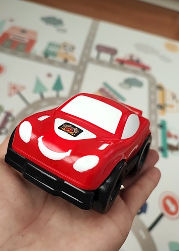 Beyaz ve renkli oyuncak arabalar seti - Görsel 4