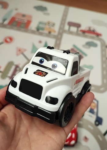 Beyaz ve renkli oyuncak arabalar seti - Görsel 3