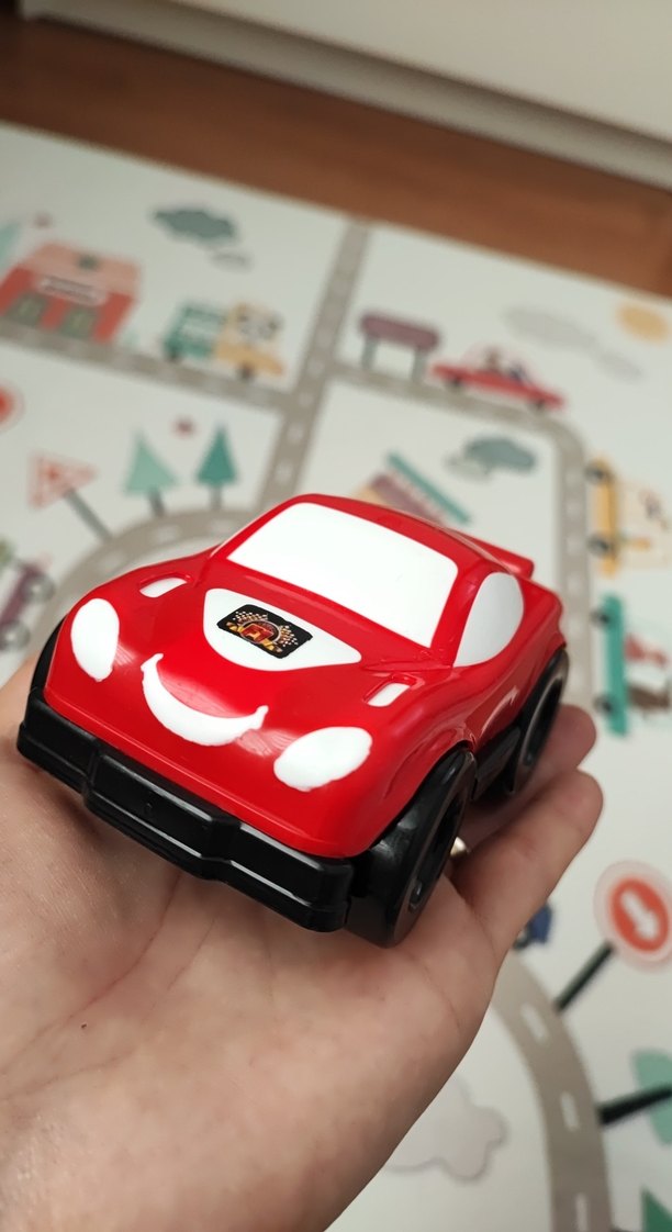 Beyaz ve renkli oyuncak arabalar seti - Görsel 4