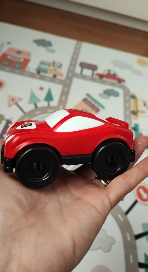 Beyaz ve renkli oyuncak arabalar seti - Görsel 5