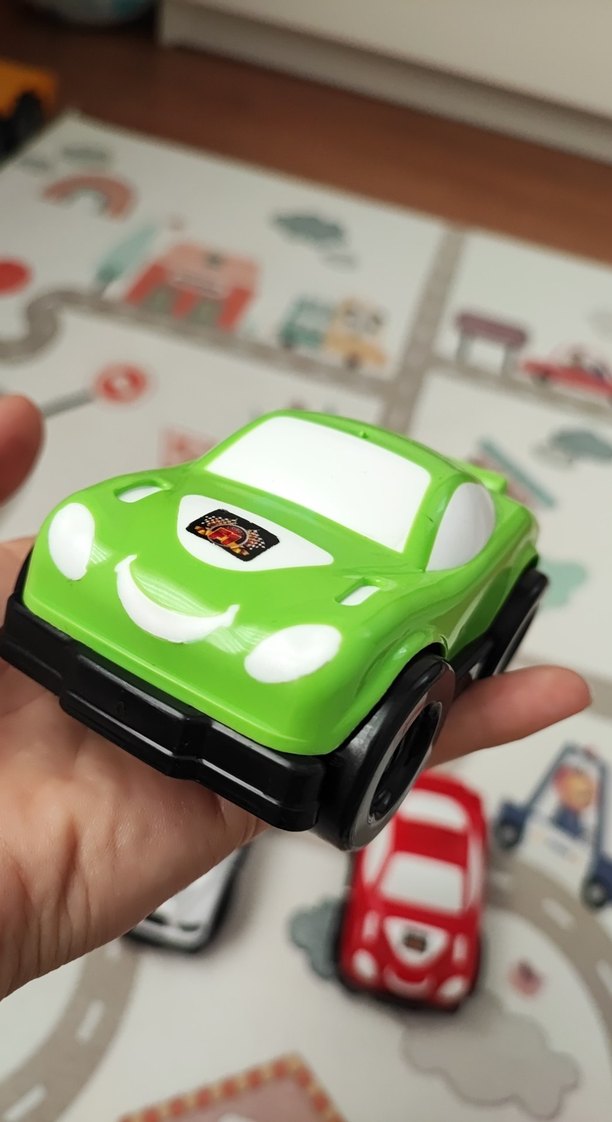 Beyaz ve renkli oyuncak arabalar seti - Görsel 2