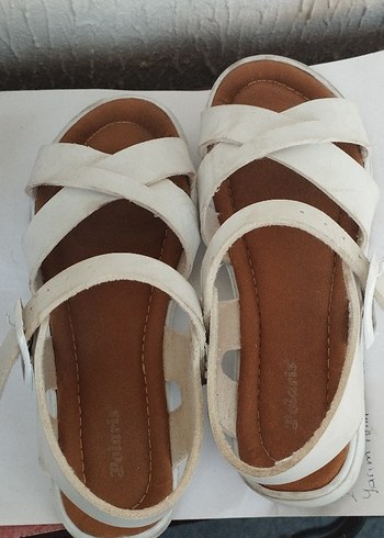 Beyaz Deri Tokalı Kız Sandalet - Görsel 2