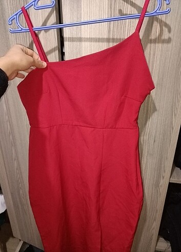 Kırmızı derin yırtmaçlı elbise 