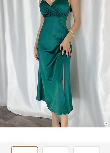 Yeşil yırtmaçlı elbise 