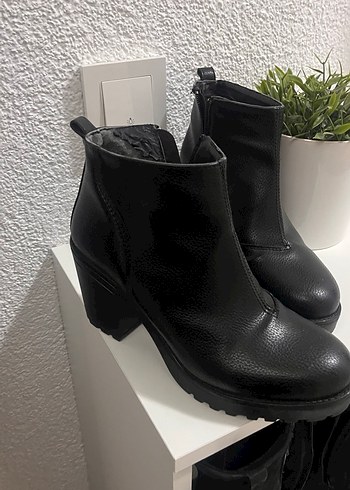 Siyah Deri Topuklu Kadın Bot - Görsel 3