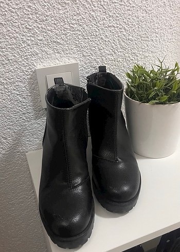 Siyah Deri Topuklu Kadın Bot - Görsel 2