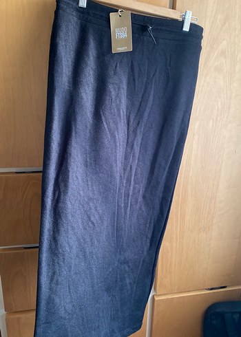 Siyah Uzun Dökümlü Etek - Görsel 3