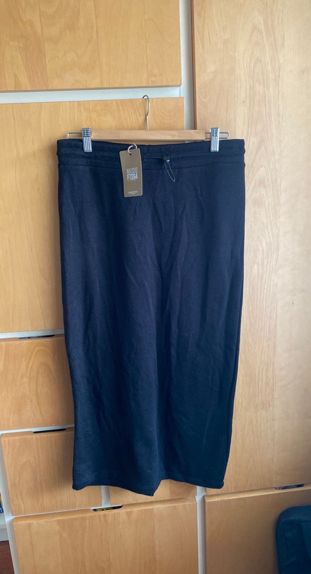 Siyah Uzun Dökümlü Etek - Görsel 2