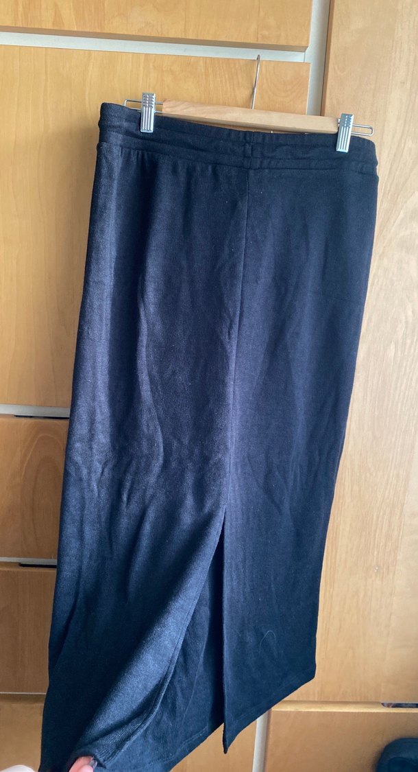 Siyah Uzun Dökümlü Etek - Görsel 4