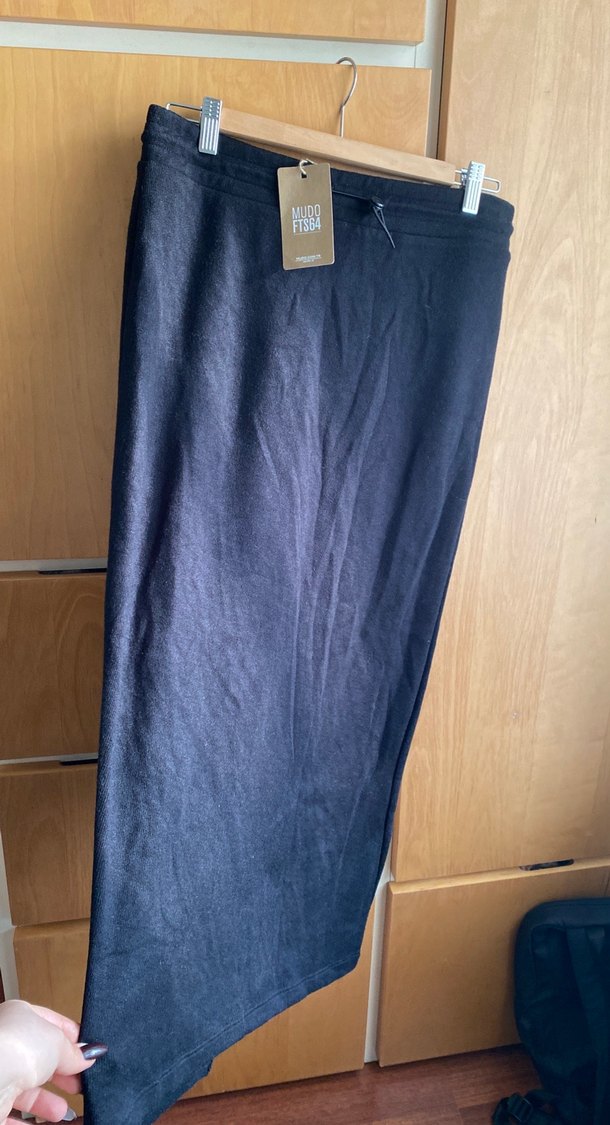 Siyah Uzun Dökümlü Etek - Görsel 3