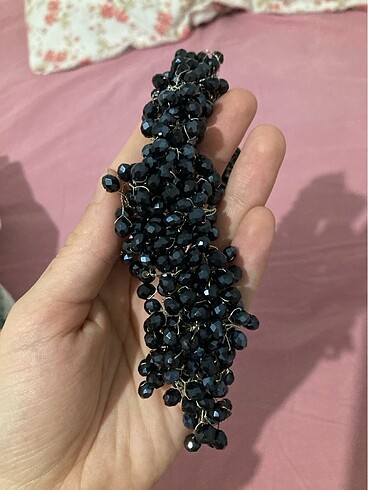 Diğer şalın üstüne aksesuar taç