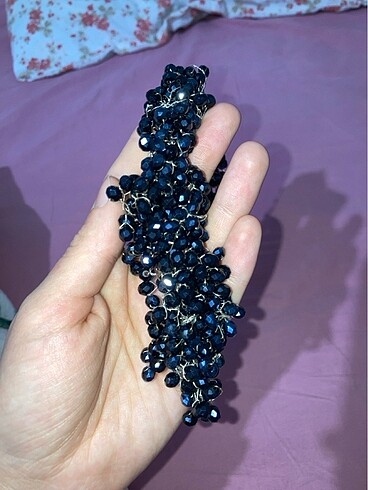 diğer Beden şalın üstüne aksesuar taç