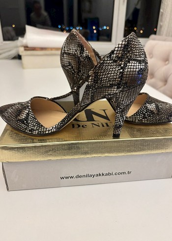 Altın Yılan Desenli Stiletto Topuklu Kadın Ayakkabı - Görsel 2