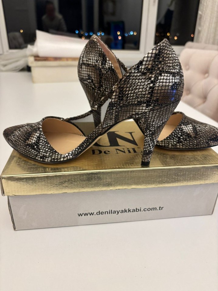 Altın Yılan Desenli Stiletto Topuklu Kadın Ayakkabı - Görsel 2