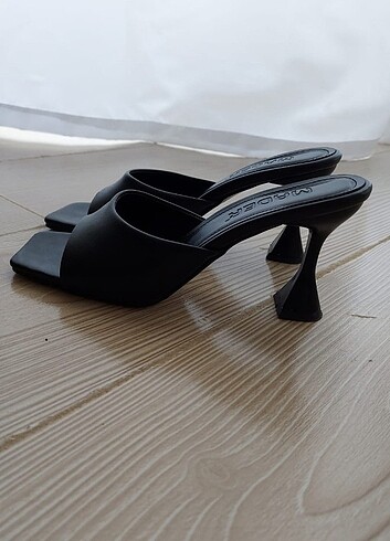Zara Model Siyah Topuklu Terlik