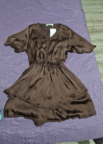 V Yaka Düğmeli Kahverengi Mini Elbise - Görsel 5