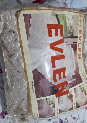 İşlemeli Krem Parlak Yatak Örtüsü - Görsel 9