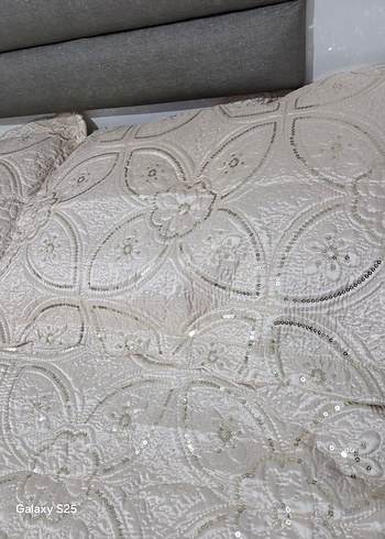 İşlemeli Krem Parlak Yatak Örtüsü - Görsel 3