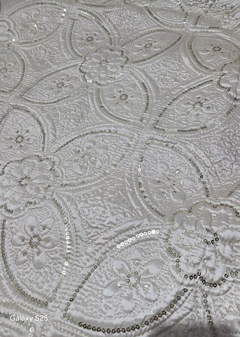 İşlemeli Krem Parlak Yatak Örtüsü - Görsel 2