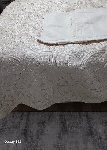 İşlemeli Krem Parlak Yatak Örtüsü - Görsel 5