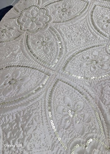 İşlemeli Krem Parlak Yatak Örtüsü - Görsel 6