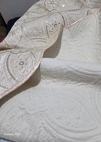 İşlemeli Krem Parlak Yatak Örtüsü - Görsel 7