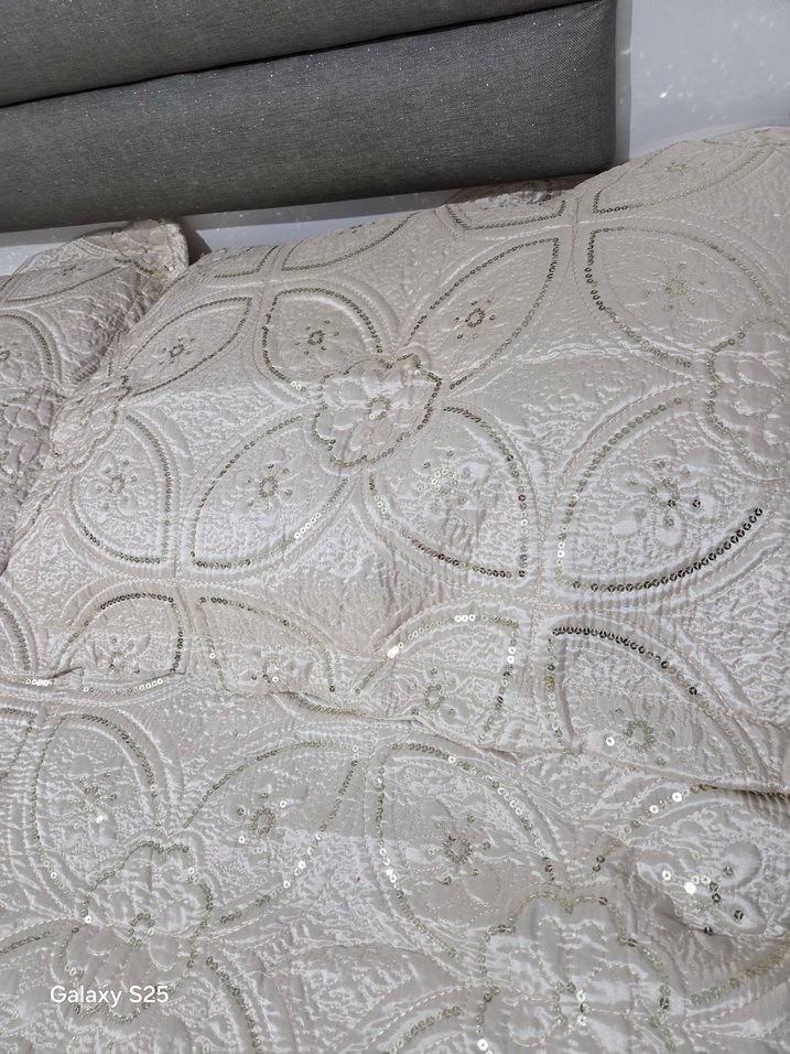 İşlemeli Krem Parlak Yatak Örtüsü - Görsel 3