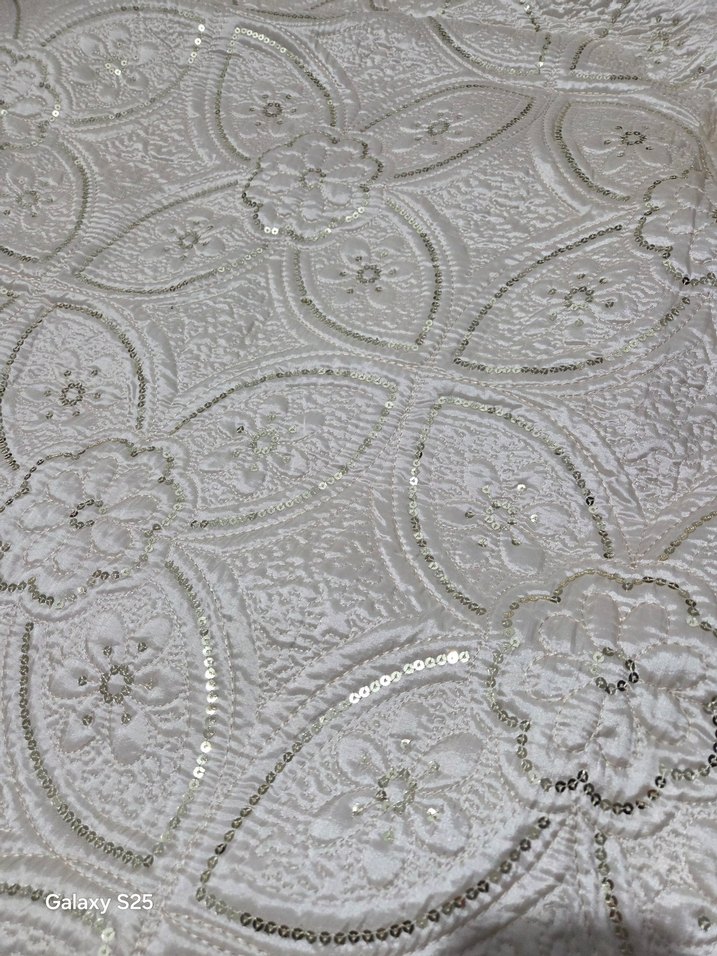 İşlemeli Krem Parlak Yatak Örtüsü - Görsel 2