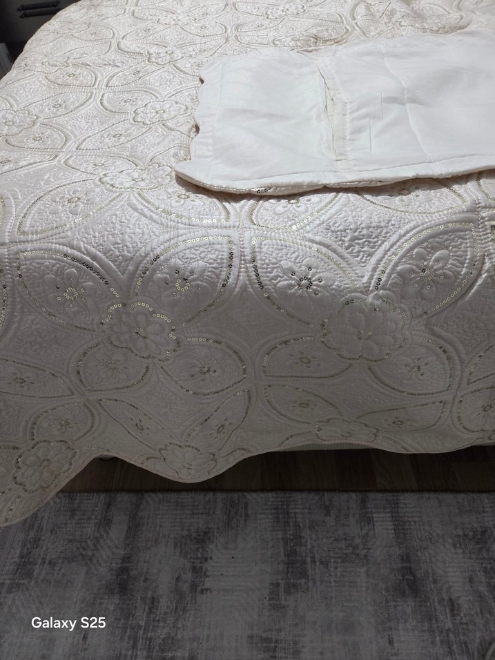 İşlemeli Krem Parlak Yatak Örtüsü - Görsel 5