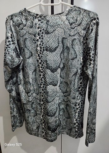 Gri Yılan Desenli Bluz - Görsel 3