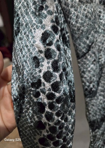 Gri Yılan Desenli Bluz - Görsel 4