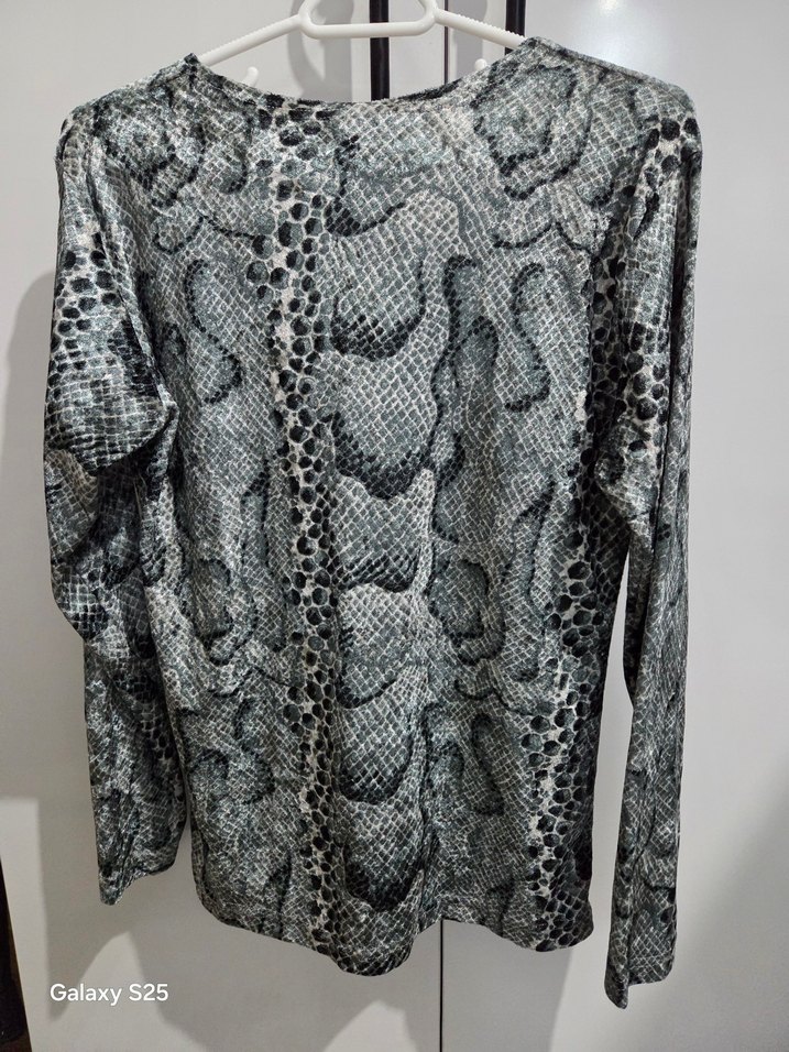 Gri Yılan Desenli Bluz - Görsel 3