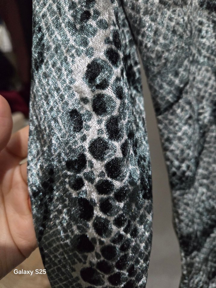 Gri Yılan Desenli Bluz - Görsel 4