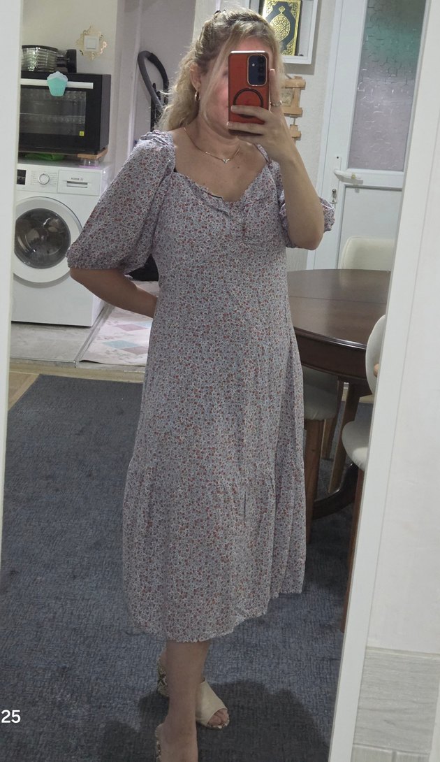 Turuncu Çiçekli Mavi Elbise - Görsel 4